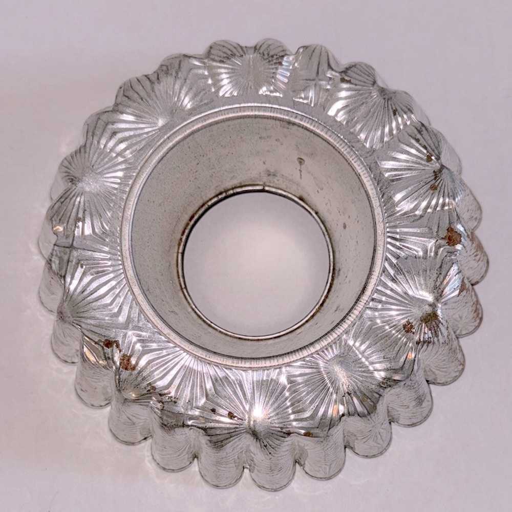 Elegant Antique Fluted Starburst Metal Bundt Cake Pan French Patisserie